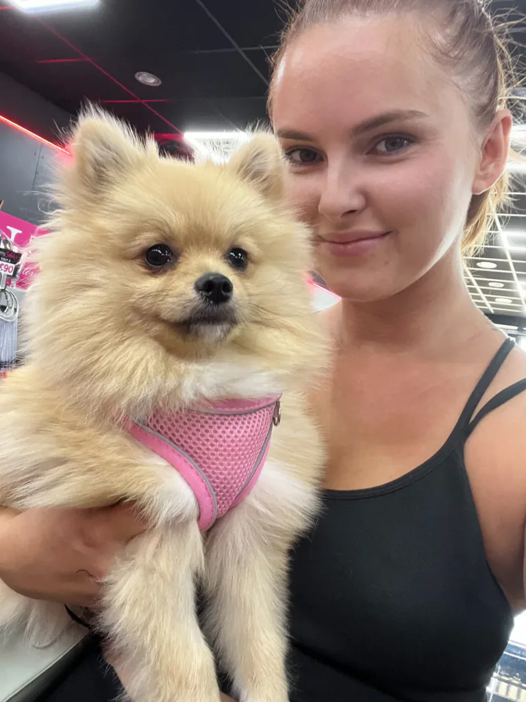 Laura et un chien